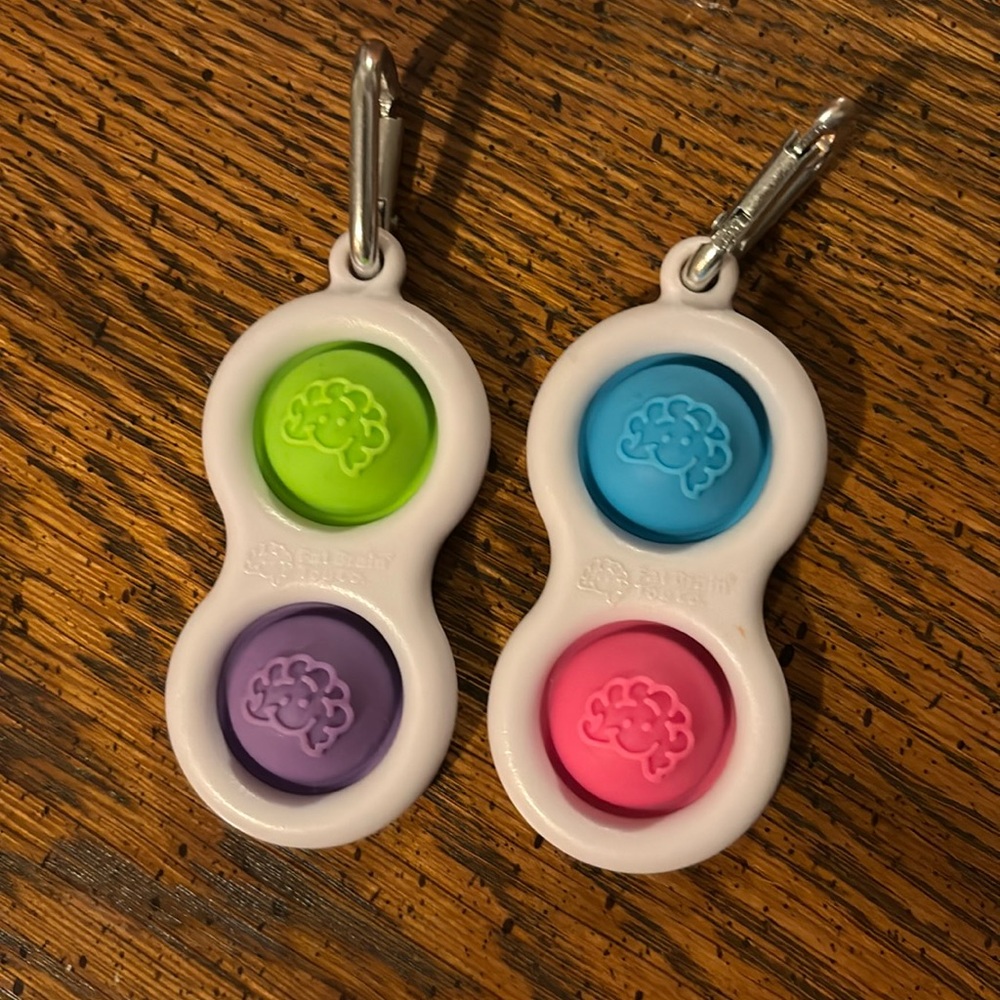 Fat brain simpl dimpl keychain green/purple and blue/pink